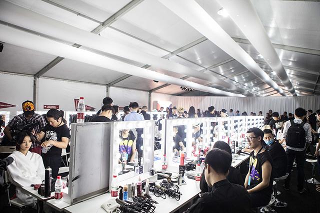 一头短发清爽靓丽的名模裴佩正在化妆做造型.