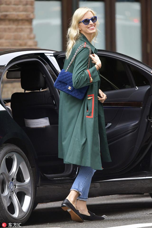 卡其色风衣固然要有 但是彩色风衣系列现在也