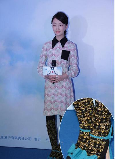 周冬雨“花袜配凉鞋”土出新高度，原来是学她