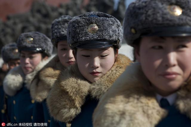 朝鲜空姐首降济南大不同 制服变短变紧了！