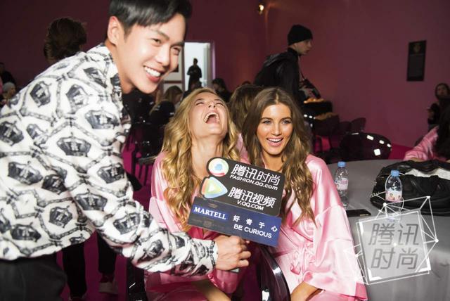 维密后台!张若昀直播大表姐剪头发、奚梦瑶美