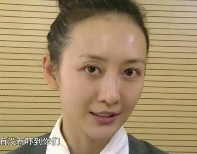 张天爱公开卸妆，对素颜超自信的她难道不知道自己脸上有这个bug吗?