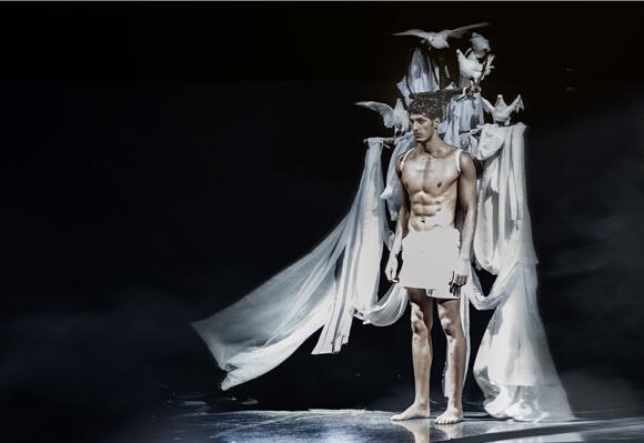 岳晓琳携《有·無》时尚概念发布会