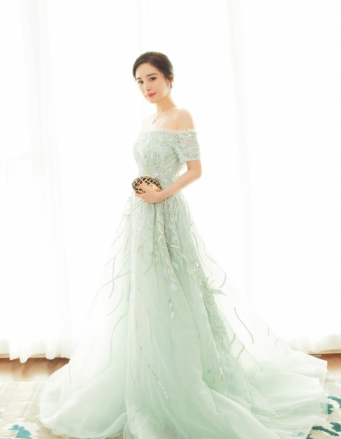 上影节红毯终于等到大幂幂，这个低丸子扎得有点高级啊！