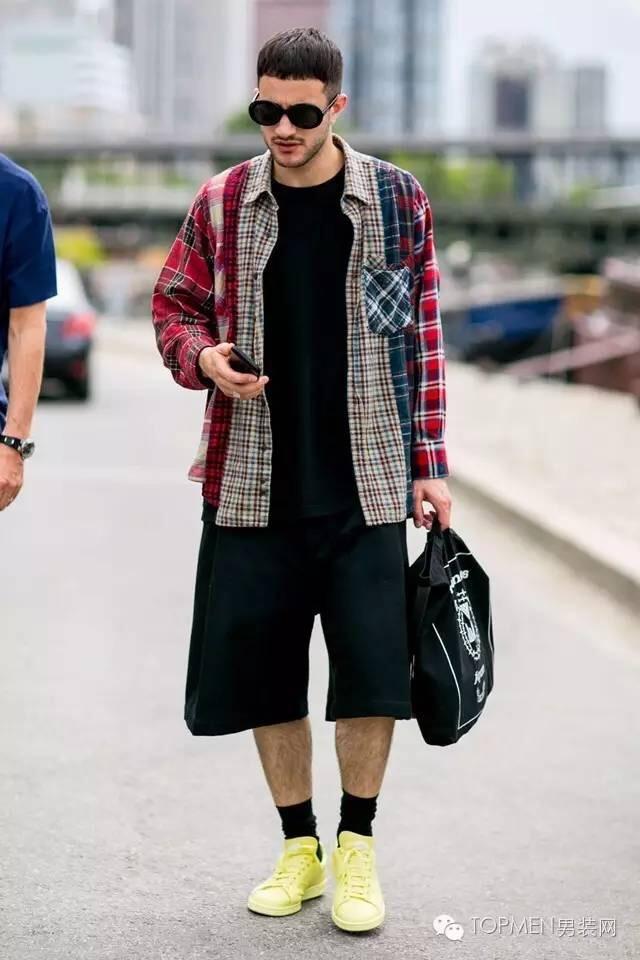 时髦的boy即使没穿外套也在去买外套的路上了