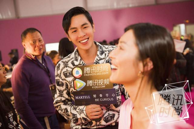 维密后台!张若昀直播大表姐剪头发、奚梦瑶美