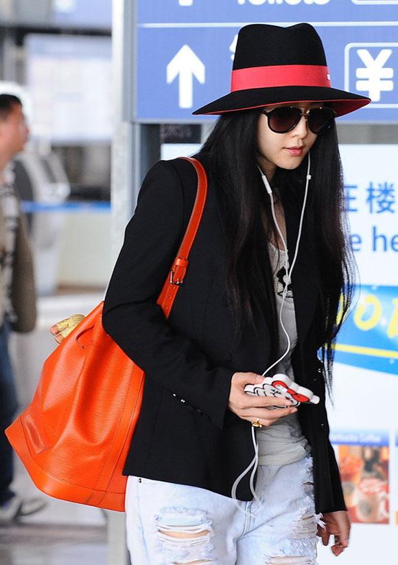 范冰冰新换小熊手机壳抢镜 盘点范爷用过的手