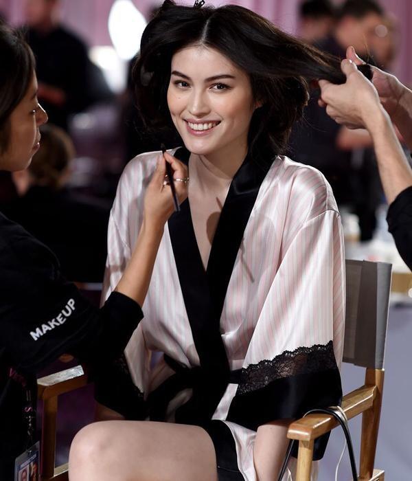 天使何穗维密日记我在墙上写了一个COOL