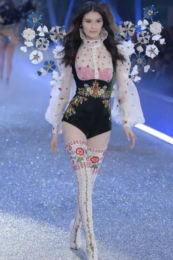 VS滴中国"亲闺女" 何穗两对翅膀美到飞起