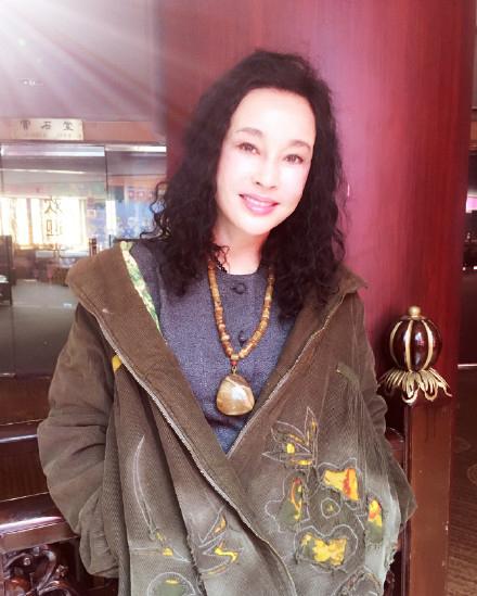 刘晓庆大妈卷发露额头 炫酷外套不显老