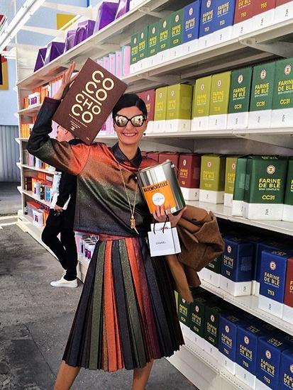 香奈儿超市走秀 超模放开那款高热量零食