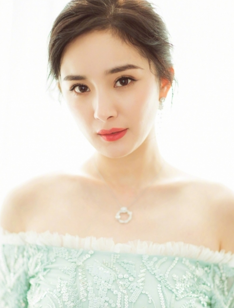 上影节红毯终于等到大幂幂，这个低丸子扎得有点高级啊！