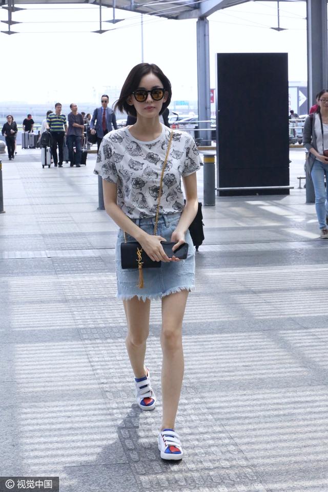 今天穿什么：娜扎毛边牛仔短裙搭配动物短Tee最时尚