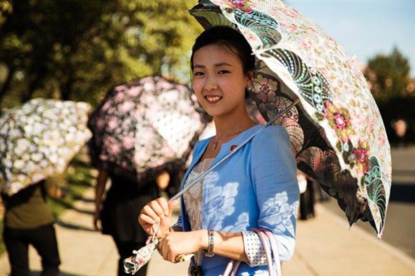 朝鲜空姐首降济南大不同 制服变短变紧了！