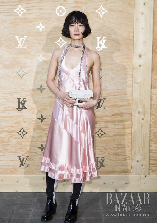 电影上诉说吊带裙的每一帧都是梦幻，如今时髦女穿它来证明时髦段位