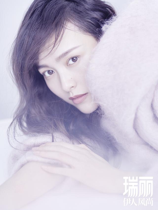 唐嫣携新剧回归亮相时尚封面，白裙裸妆尽显纯粹之美