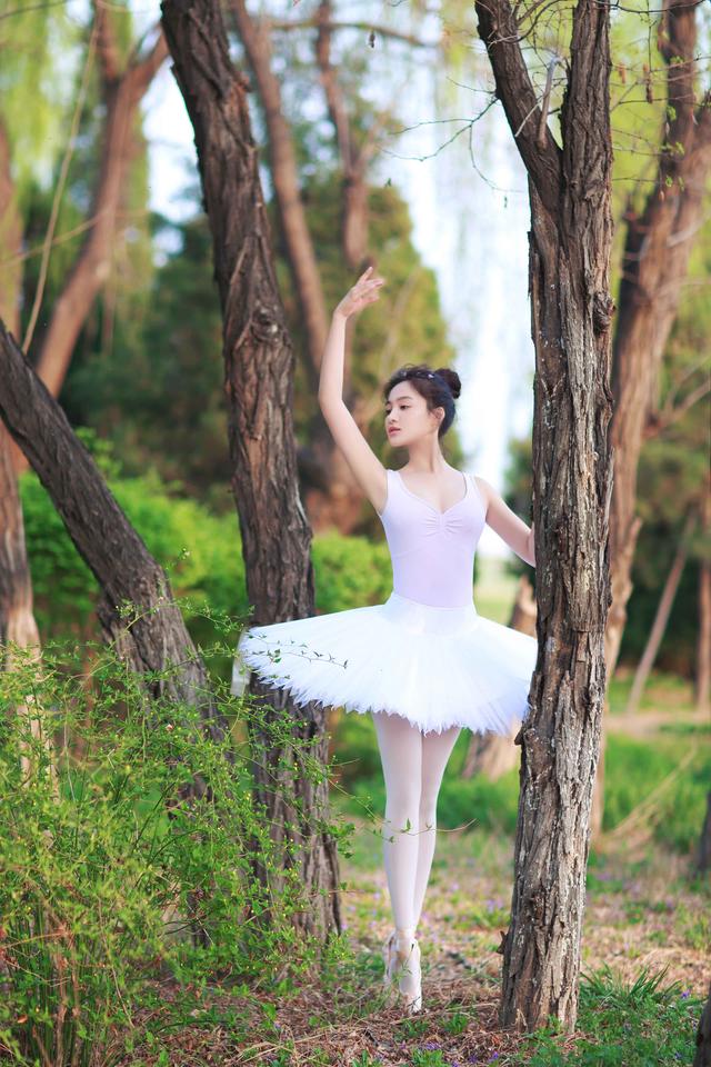 长腿女神孙嘉璐化身芭蕾精灵 生活方式 图1