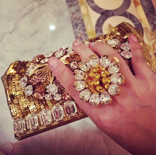 登上英国媒体的中国富二代:一件礼服不会穿第