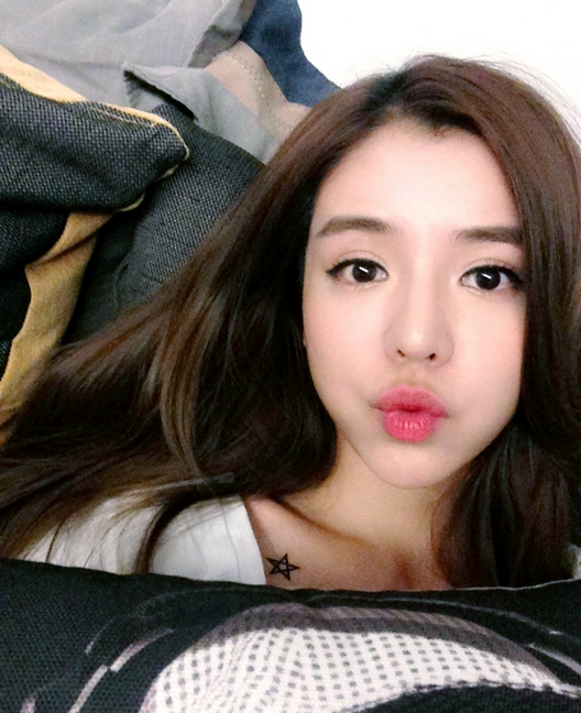 李毓芬恋上柯震东 年上女扮嫩轻松钓鲜肉