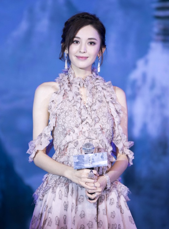 除了颜值和塘主，娜扎还有换不完的豪包