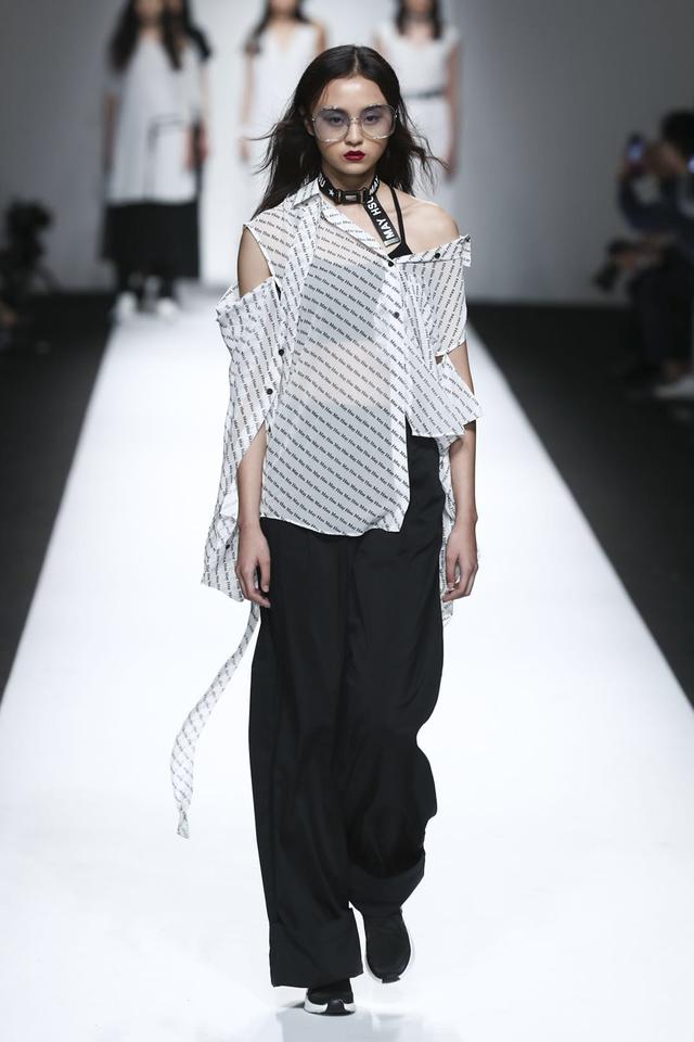 在服装里灌入都市精神,展现出都市独立新女性的自信风格