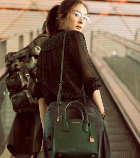 八公举：纽约街头，“粉色马尾Girl”李沁邂逅“Baby碎马尾少女”杨幂