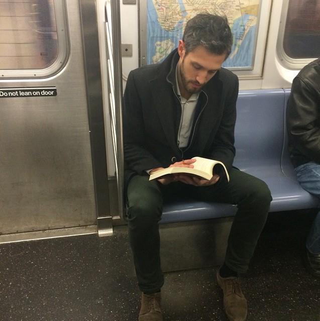 天了噜!挤在地铁里看书又颜高有品的鲜肉赶快嫁了吧!