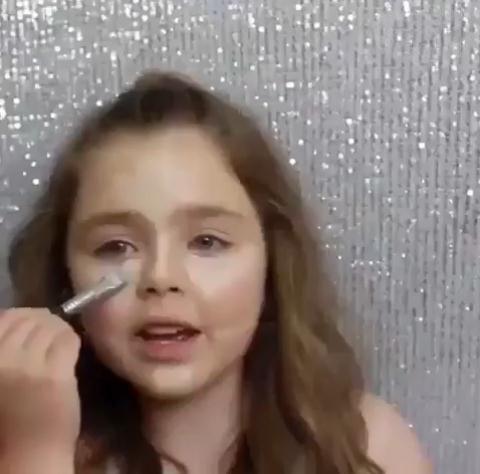 化妆从娃娃抓起 外国小萝莉化妆比你还专业_时