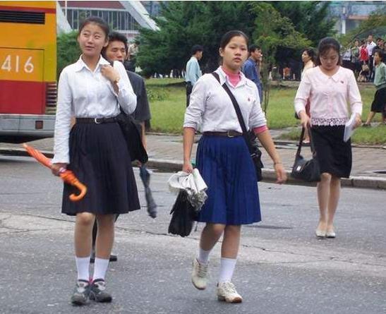 朝鲜空姐首降济南大不同 制服变短变紧了！