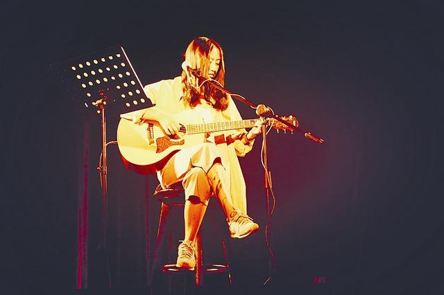 抱着吉他穿着布条唱着民谣的文艺女青年们_时尚_腾讯网