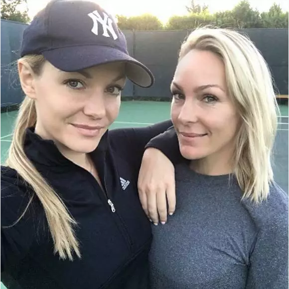 比不穿衣服更性感的,就是把项链戴到肚脐的深