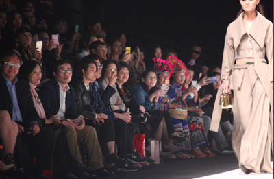 玫琳凯携时尚品牌发布中尼女性跨界作品