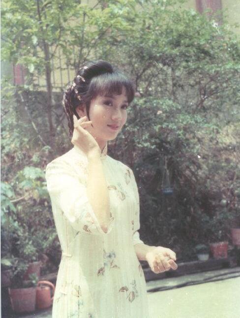 63岁赵雅芝与儿子合照似“情侣”?但网友却纷纷注意到她的脚_时尚_腾讯网