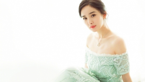 上影节红毯终于等到大幂幂，这个低丸子扎得有点高级啊！