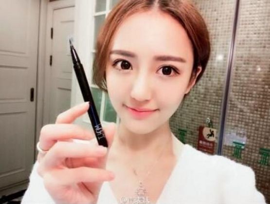 浓妆美上天素颜吓死人，这个网红也算是股清流了