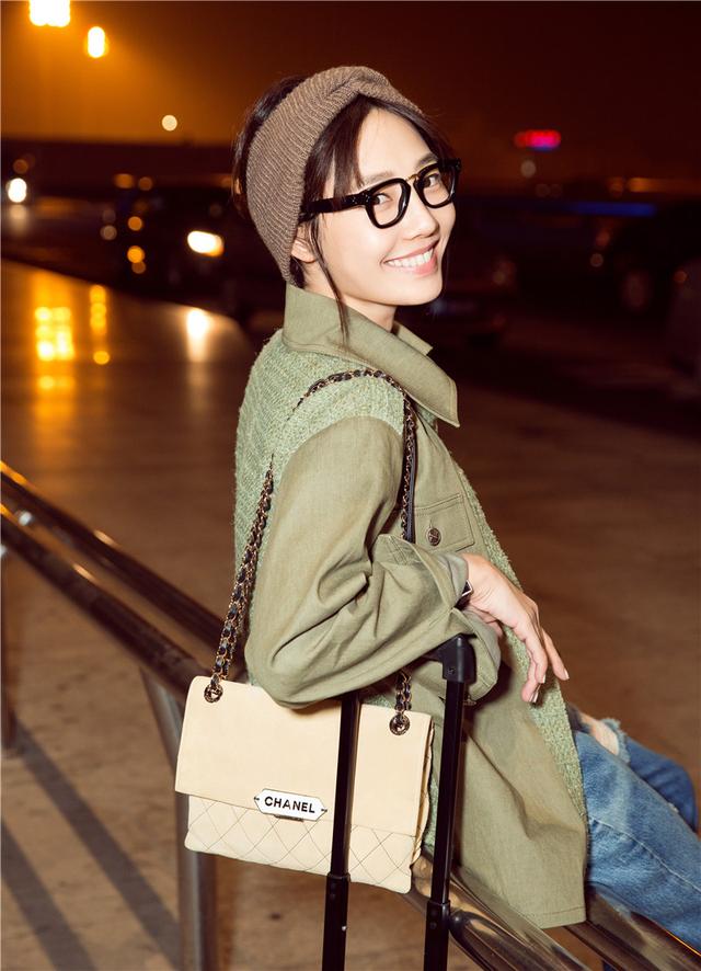 白百何机场LOOK大曝光 俏皮少女感去看CHANEL