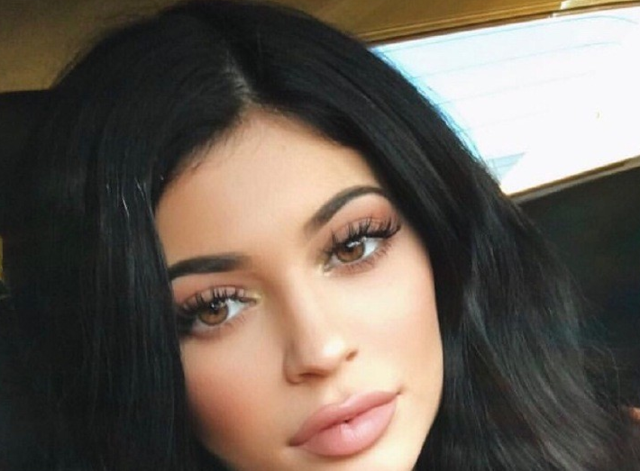 Kylie Jenner的发色真是经得起各种折腾!跟着凯