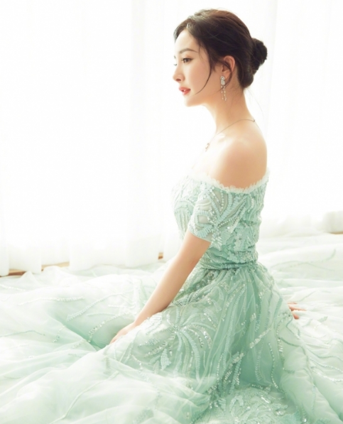 上影节红毯终于等到大幂幂，这个低丸子扎得有点高级啊！