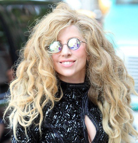 Gaga爆乳黑装 爆炸头复古眼镜抢镜头_时尚_腾讯网