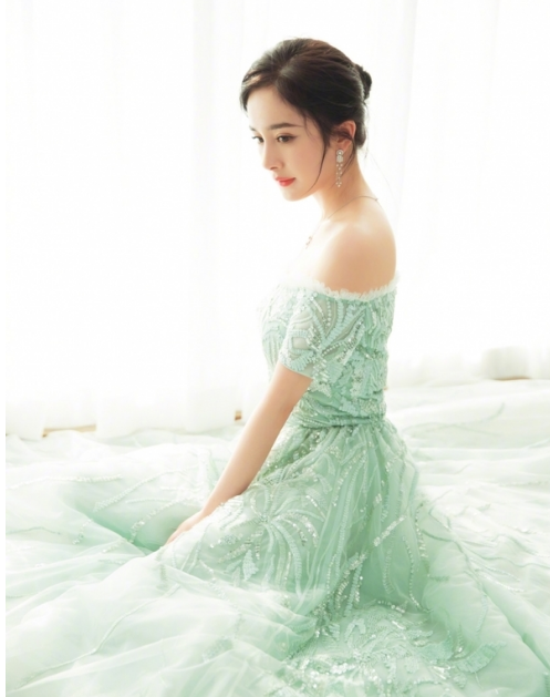 上影节红毯终于等到大幂幂，这个低丸子扎得有点高级啊！