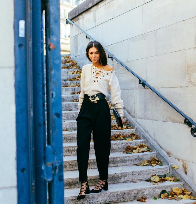 今天穿什么：时装周街拍达人都穿绑带衣