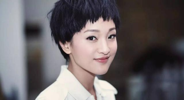 赵丽颖脸小任性 精灵短发也能轻松hold住_时尚_腾讯网