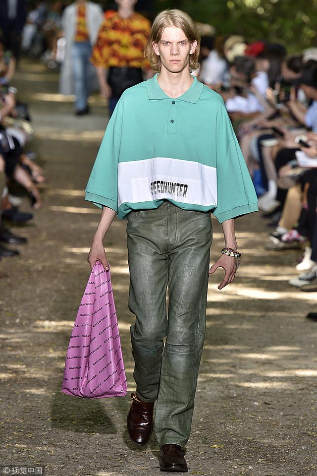 时尚潮流就是把常规打破 你敢不敢提着垃圾袋