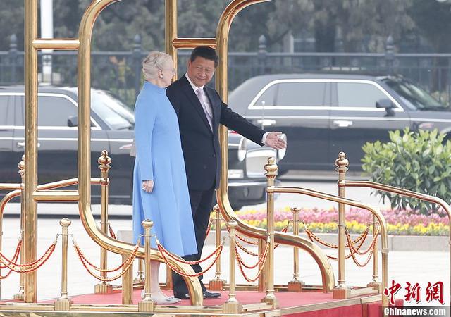 丹麦<em>女王</em>玛格丽特二世一席蓝衣<em>女王</em>装访华 【