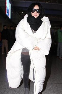 明道街拍化身暖男 马锐棉被羽绒服撞衫王菲