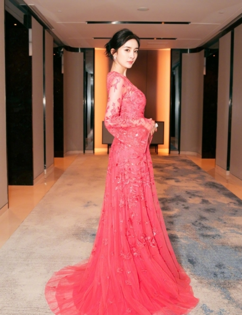 上影节红毯终于等到大幂幂，这个低丸子扎得有点高级啊！