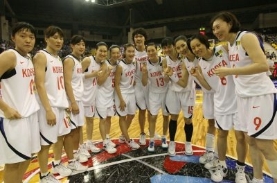 图文:韩国女篮胜日本率先进决赛来张全家福_图