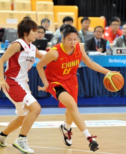 图文:中国女篮大胜香港 张瑜带球突破_FIBA官