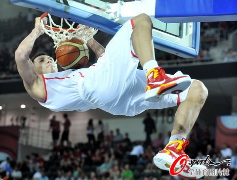 图文:中国胜科特迪瓦 易建联震撼扣篮_FIBA官网_腾讯网