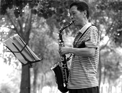 六旬老人吹萨克斯引来众多粉丝
